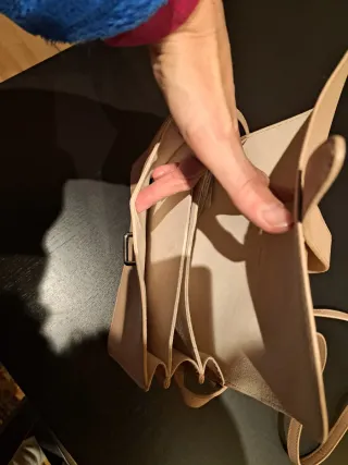 Bolso beige con correa ajustable