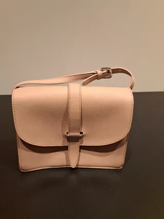 Bolso beige con correa ajustable