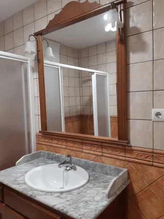 Mueble de baño rústico madera y mármol