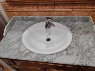 Mueble de baño rústico madera y mármol