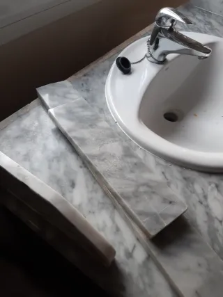 Mueble de baño rústico madera y mármol