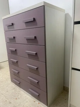 Cómoda morada y beige