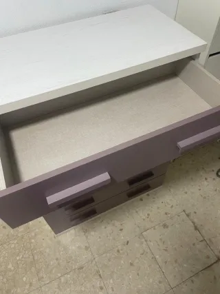 Cómoda morada y beige