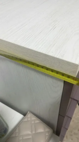 Cómoda morada y beige