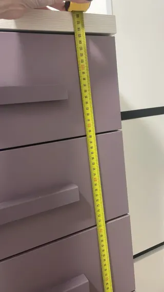 Cómoda morada y beige