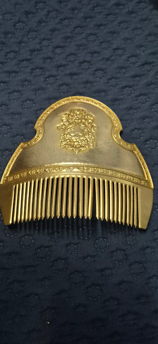 Peineta grande dorada con adorno floral