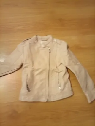 Cazadora imitación cuero niña beige