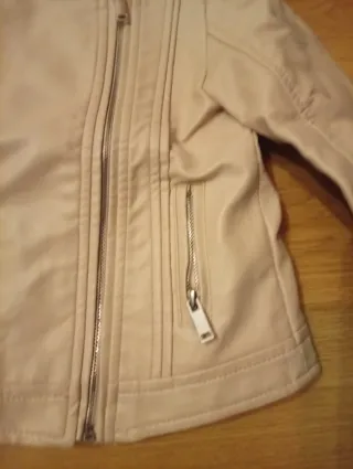 Cazadora imitación cuero niña beige