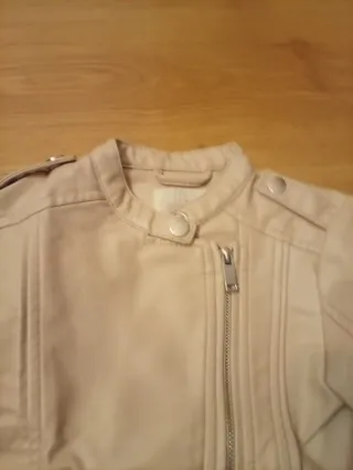 Cazadora imitación cuero niña beige