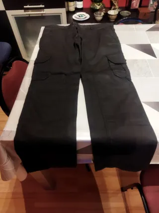 Pantalón cargo Zara negro hombre. 50 de cintura