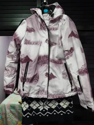 Chaqueta de nieve morada y blanca