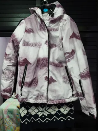 Chaqueta de nieve morada y blanca