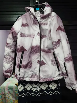 Chaqueta de nieve morada y blanca