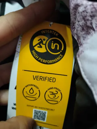 Chaqueta de nieve morada y blanca