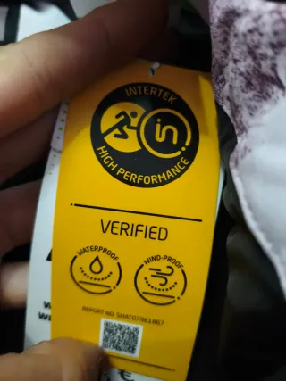 Chaqueta de nieve morada y blanca