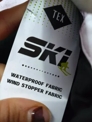 Chaqueta de nieve morada y blanca