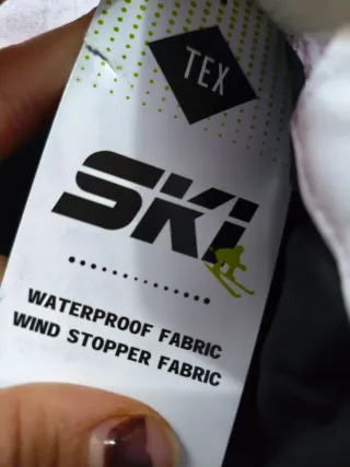 Chaqueta de nieve morada y blanca