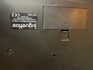 Teclado electrónico con patas