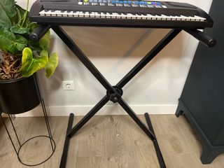 Teclado electrónico con patas