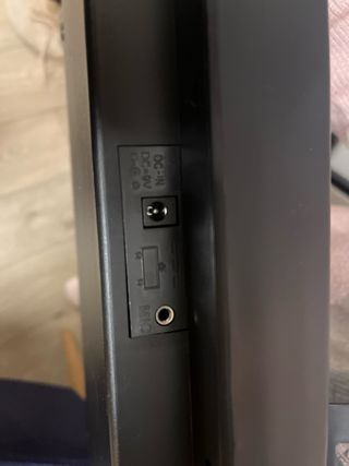 Teclado electrónico con patas