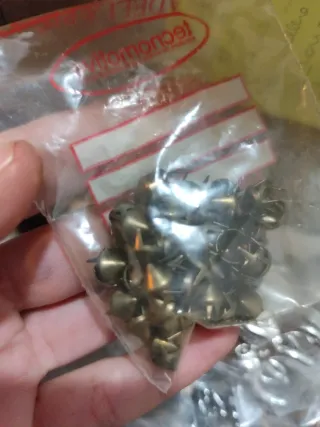 Caja llena de abalorios para manualidades