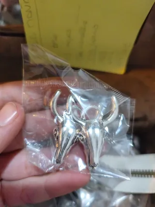 Caja llena de abalorios para manualidades