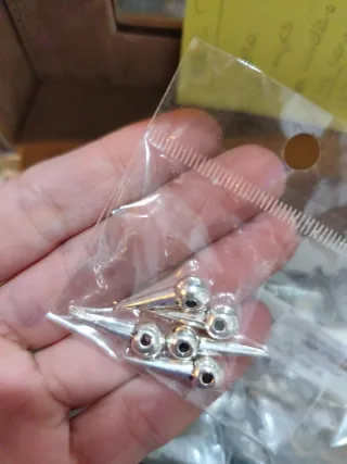 Caja llena de abalorios para manualidades