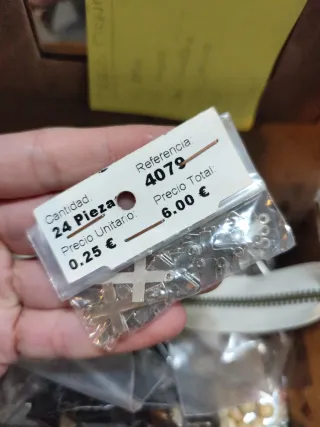 Caja llena de abalorios para manualidades