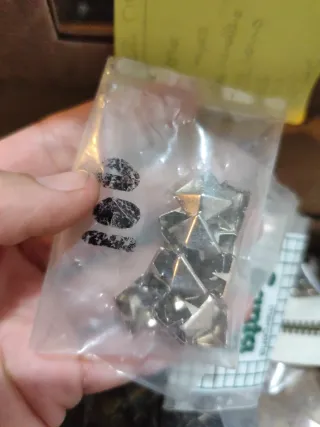 Caja llena de abalorios para manualidades