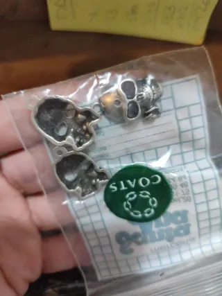 Caja llena de abalorios para manualidades