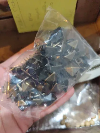 Caja llena de abalorios para manualidades