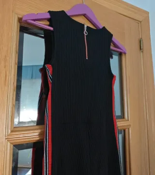 Mono largo con raya roja de Stradivarius