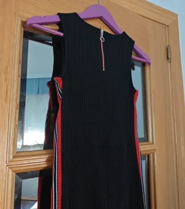 Mono largo con raya roja de Stradivarius