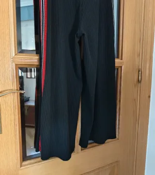 Mono largo con raya roja de Stradivarius