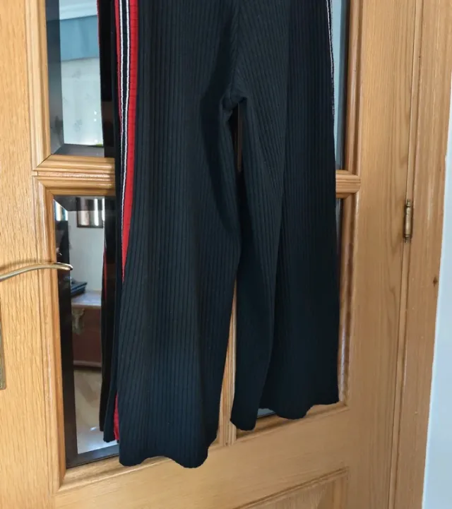 Mono largo con raya roja de Stradivarius