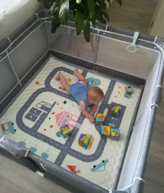 Parque infantil con colchoneta de juegos.