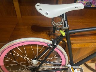 Bicicleta Fixie Negra con Ruedas Rosas