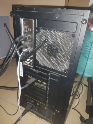 Torre y Monitor MSI Negro