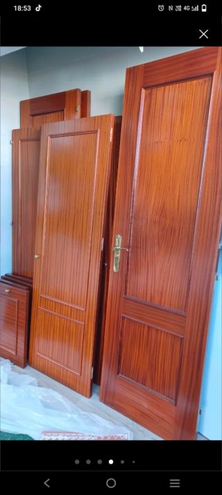 Puerta de madera maciza abre a la izq