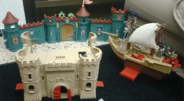 Lote de 2 Castelos Medievais de Brinquedo + barco