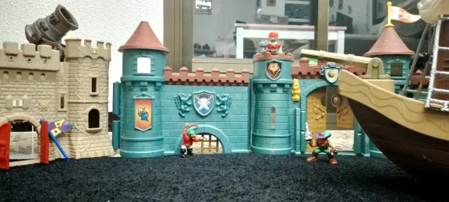 Lote de 2 Castelos Medievais de Brinquedo + barco