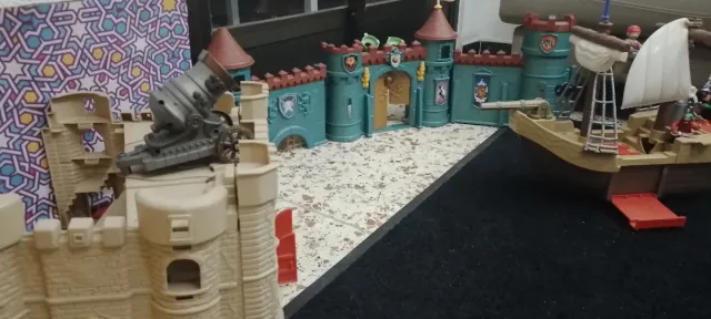 Lote de 2 Castelos Medievais de Brinquedo + barco