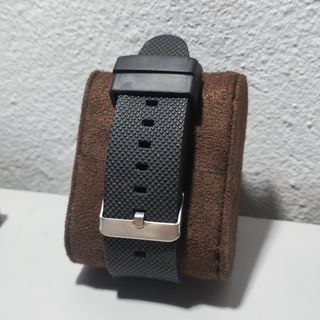 Reloj de caballero negro correa caucho