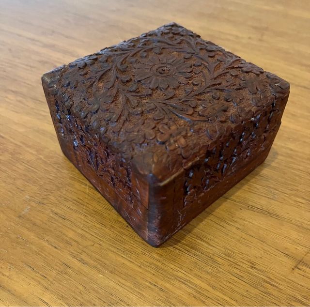Scatola Marocchina in Legno Intagliata a Mano