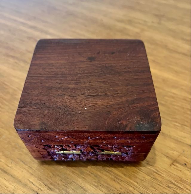 Scatola Marocchina in Legno Intagliata a Mano