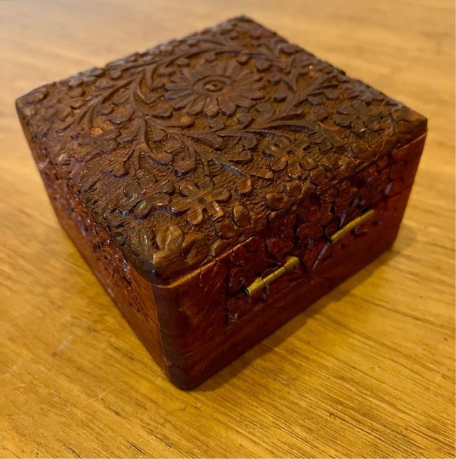 Scatola Marocchina in Legno Intagliata a Mano