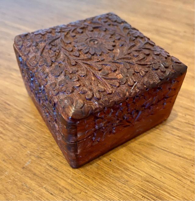 Scatola Marocchina in Legno Intagliata a Mano