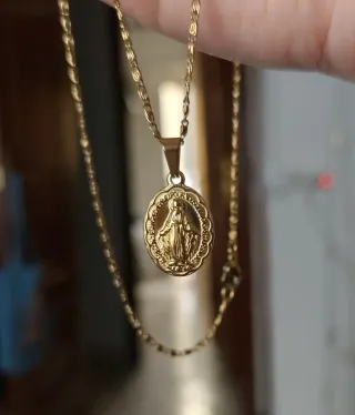 Colgante Virgen la Milagrosa dorado