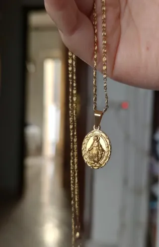 Colgante Virgen la Milagrosa dorado