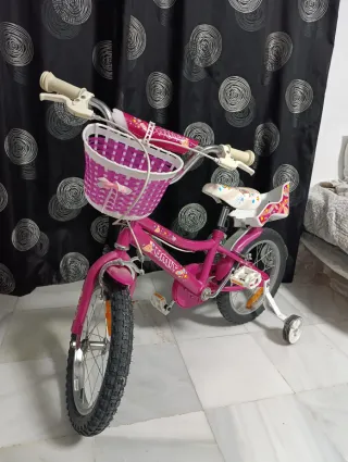Bicicleta infantil rosa con ruedines